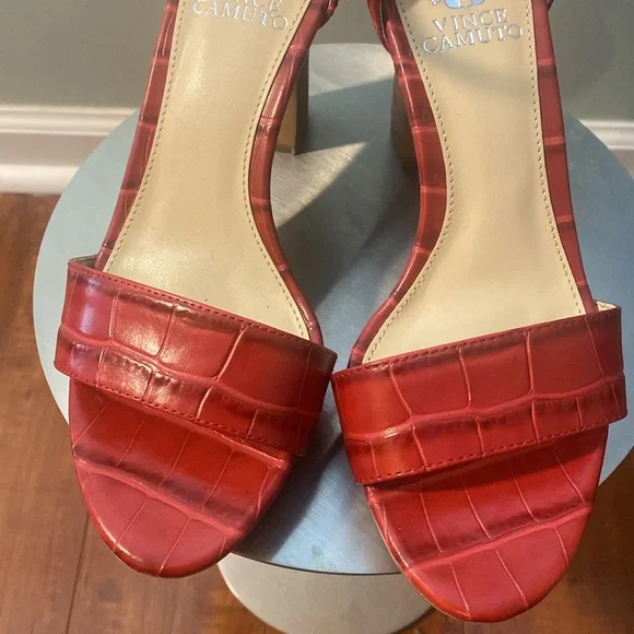 NEW VINCE CAMUTO RED ALLIGATOR LEATHER SANDAL - Picture 4 of 12
